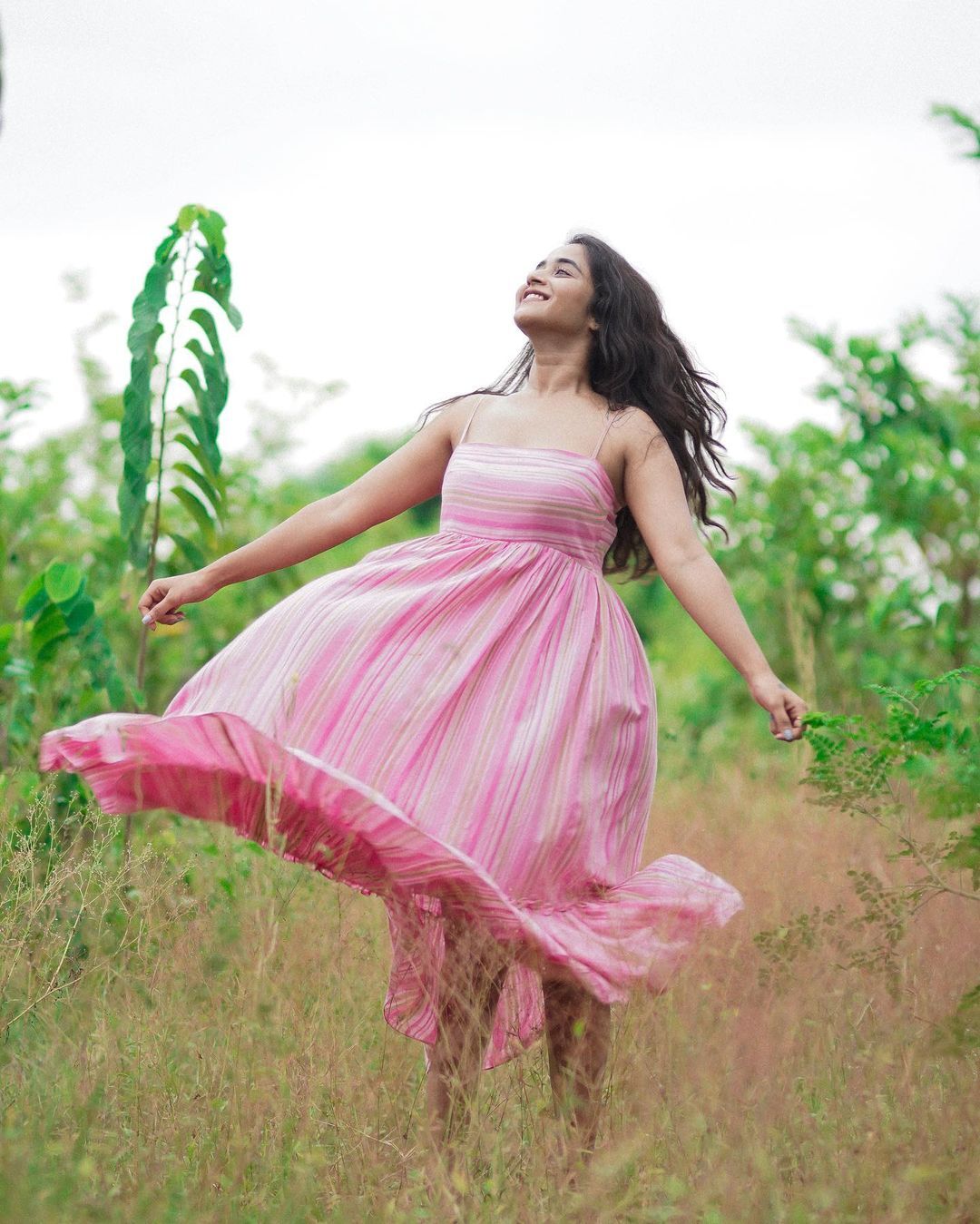 Deepthi Sunaina: ప్రకృతిలో దీప్తి సునైనా అందాల ప్రదర్శన.. గ్లామర్ ఫొటోలు వైరల్