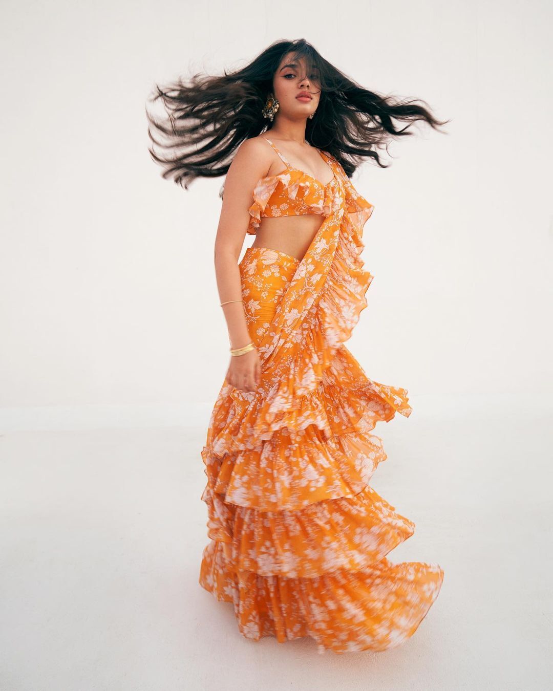 Krithi Shetty Hot Pics: కళ్లతోనే చంపేస్తున్న కృతిశెట్టి.. ఒంటికి అతుక్కుపోయేలా డ్రెస్.. పర్ఫెక్ట్ షేపులను బాగా చూపిస్తోందిగా