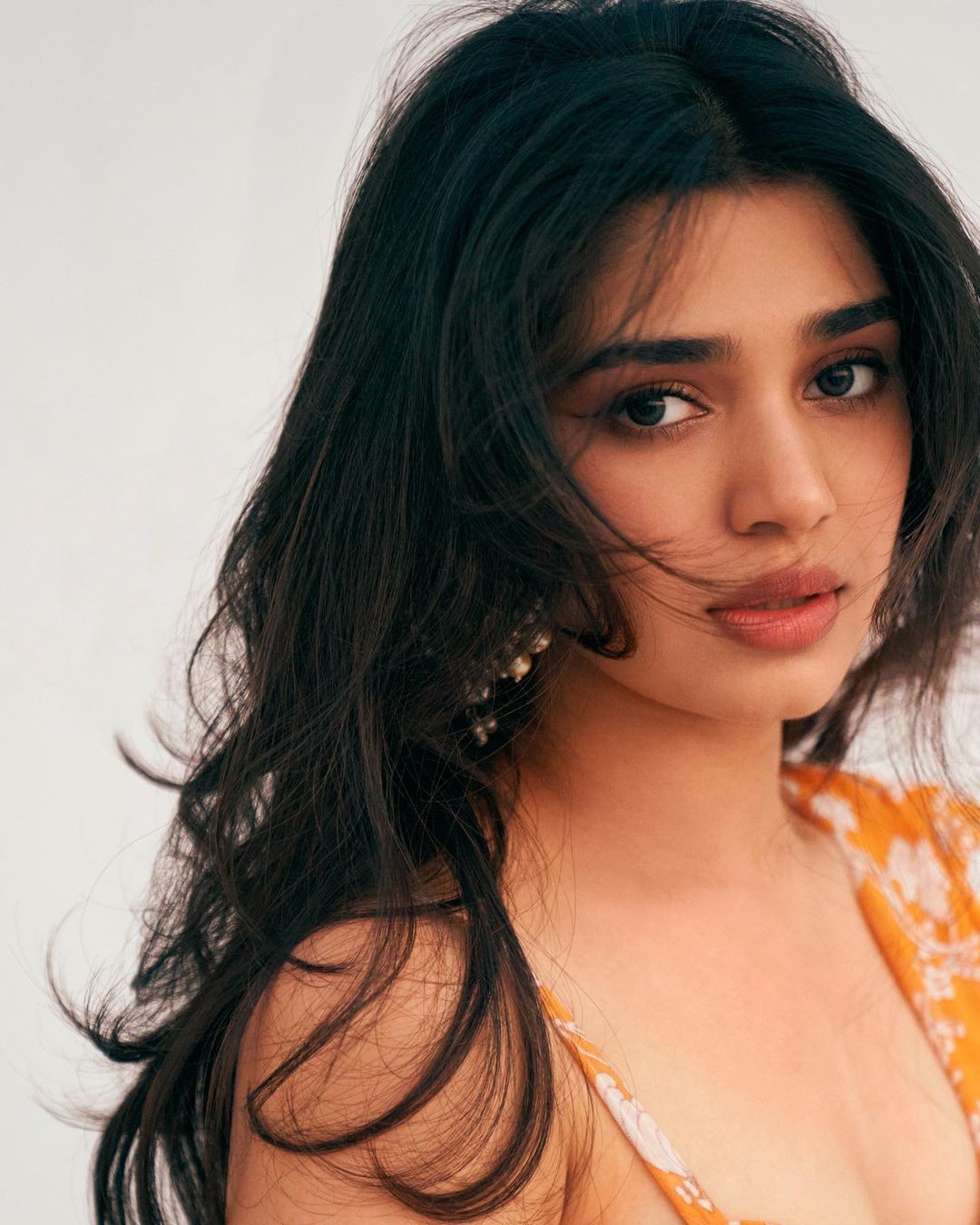 Krithi Shetty Hot Pics: కళ్లతోనే చంపేస్తున్న కృతిశెట్టి.. ఒంటికి అతుక్కుపోయేలా డ్రెస్.. పర్ఫెక్ట్ షేపులను బాగా చూపిస్తోందిగా