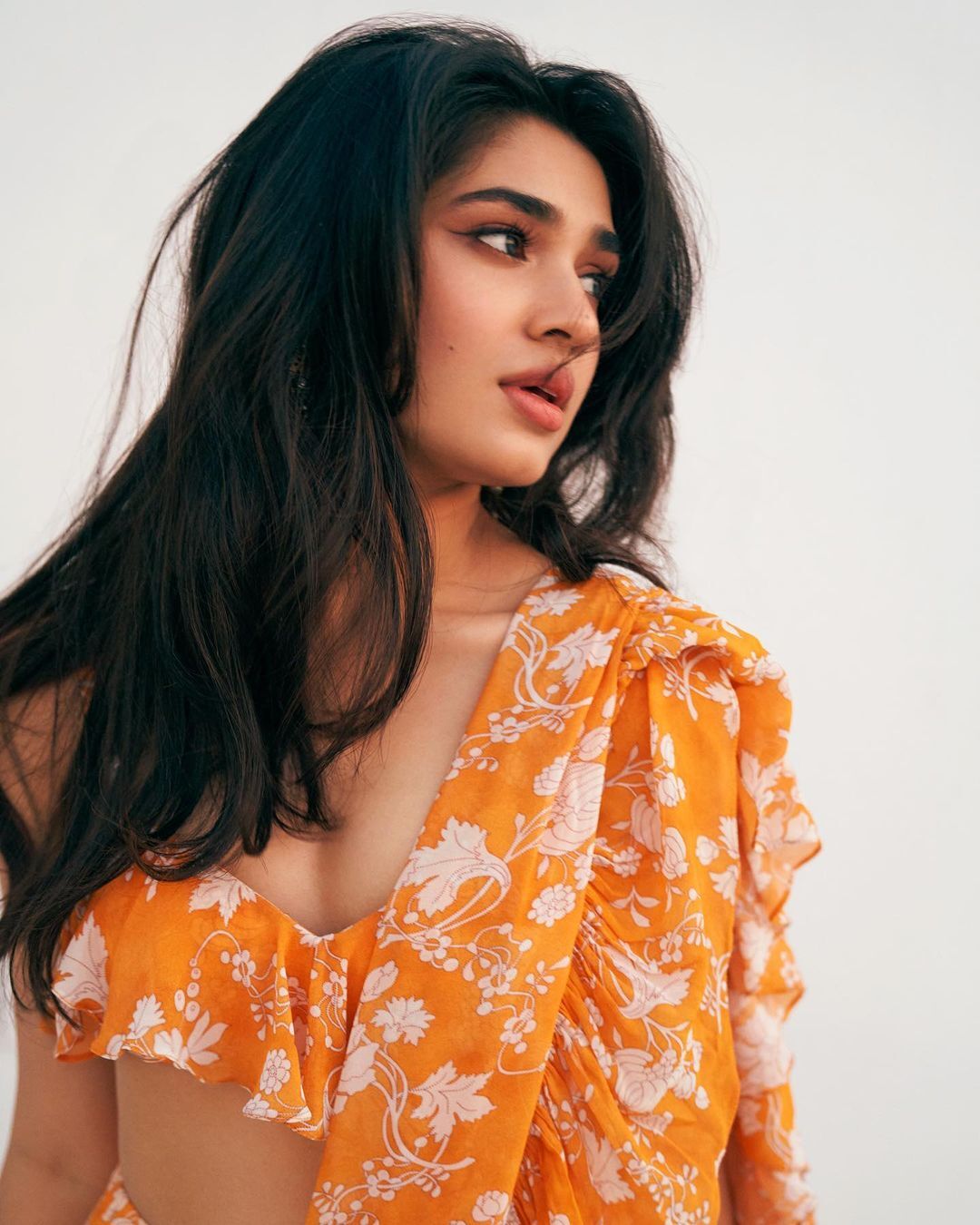 Krithi Shetty Hot Pics: కళ్లతోనే చంపేస్తున్న కృతిశెట్టి.. ఒంటికి అతుక్కుపోయేలా డ్రెస్.. పర్ఫెక్ట్ షేపులను బాగా చూపిస్తోందిగా