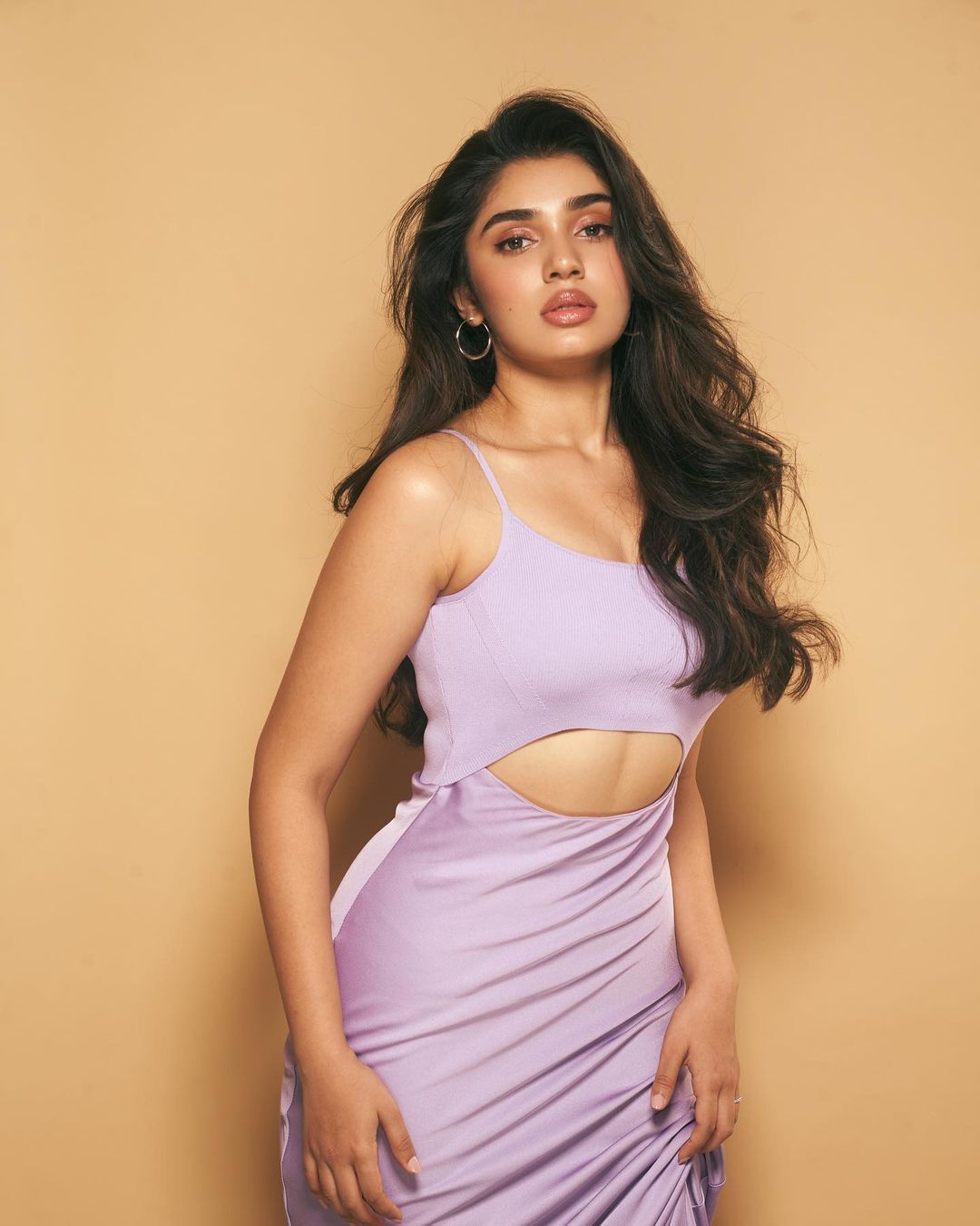 Krithi Shetty Hot Pics: కళ్లతోనే చంపేస్తున్న కృతిశెట్టి.. ఒంటికి అతుక్కుపోయేలా డ్రెస్.. పర్ఫెక్ట్ షేపులను బాగా చూపిస్తోందిగా