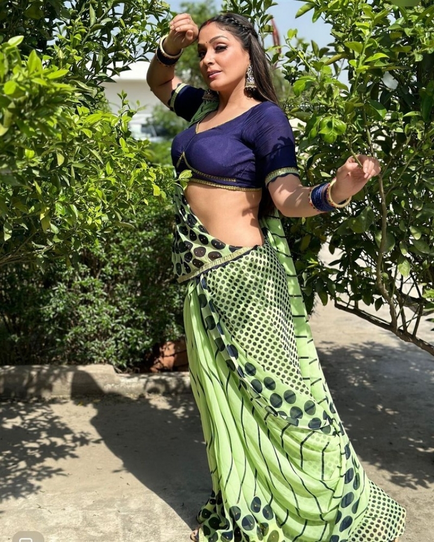 ఎరుపు చీరలో కుర్ర హీరోయిన్ వయ్యారాలు ప్రదర్శన.. ఇలాంటి ఎద అందాల మీరు చూశారా?
