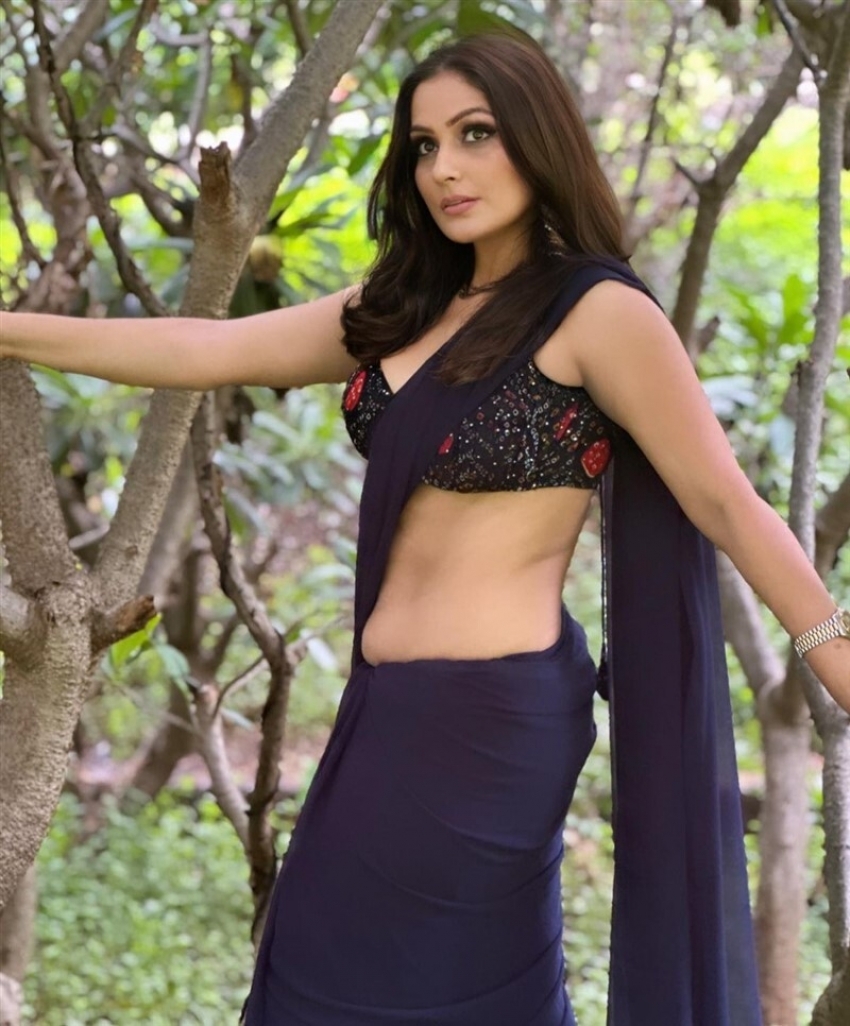 ఎరుపు చీరలో కుర్ర హీరోయిన్ వయ్యారాలు ప్రదర్శన.. ఇలాంటి ఎద అందాల మీరు చూశారా?