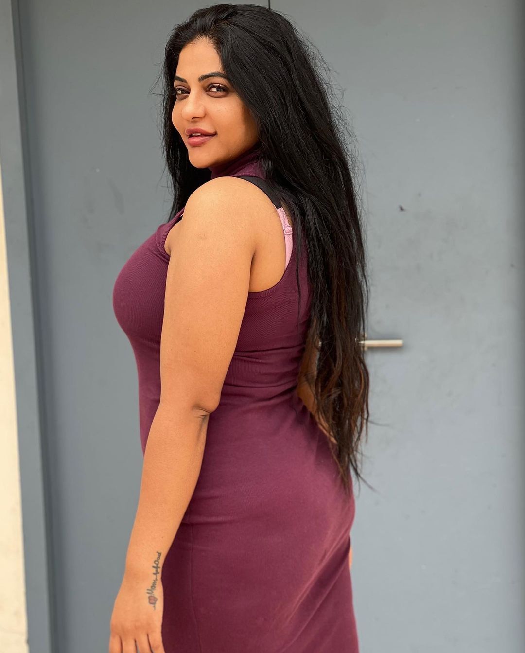 Reshma Pasupuleti పరువాల విందు:  టైట్ ఫిట్ డ్రెస్సులో ఎద అందాలు కనిపించేలా