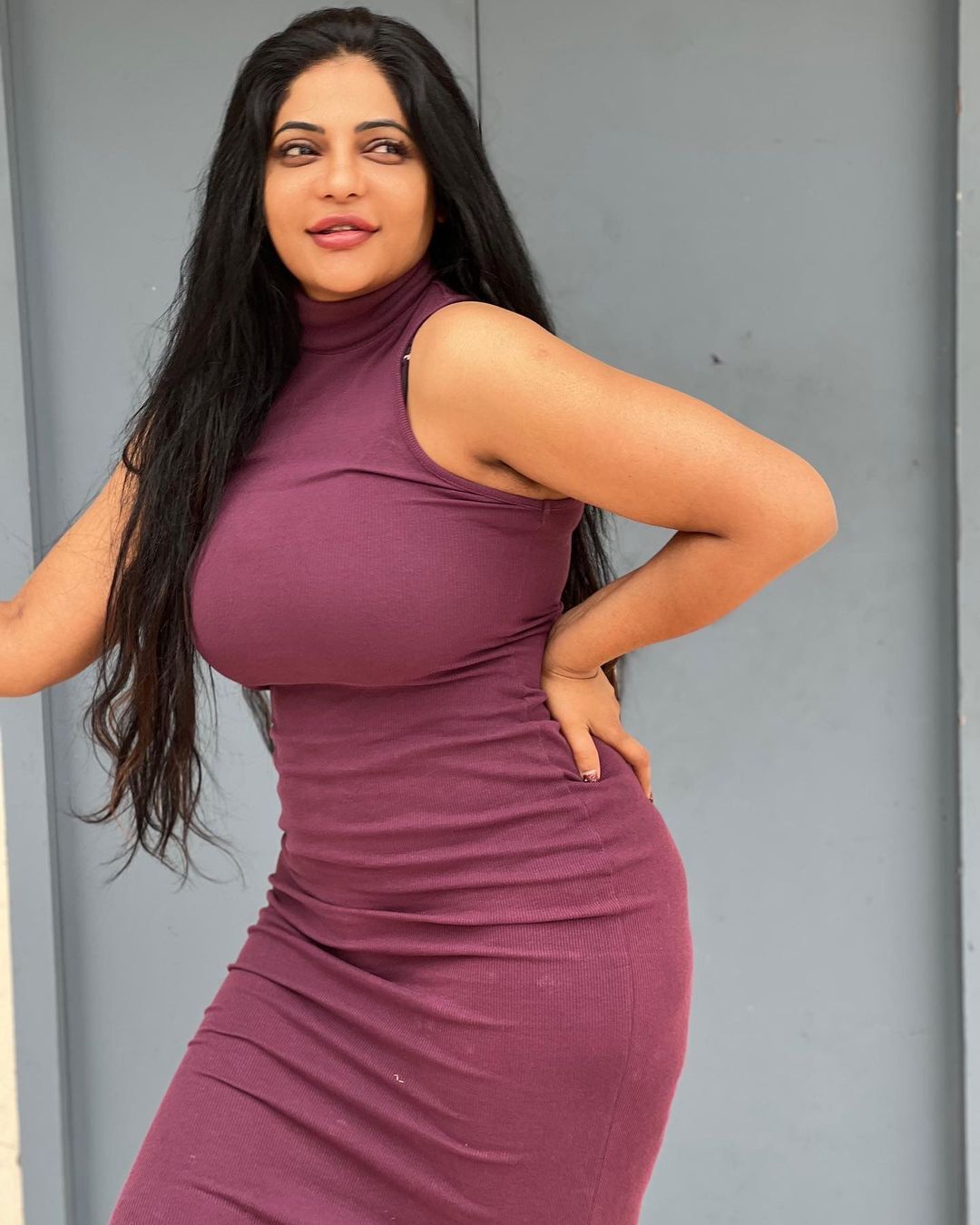 Reshma Pasupuleti పరువాల విందు:  టైట్ ఫిట్ డ్రెస్సులో ఎద అందాలు కనిపించేలా