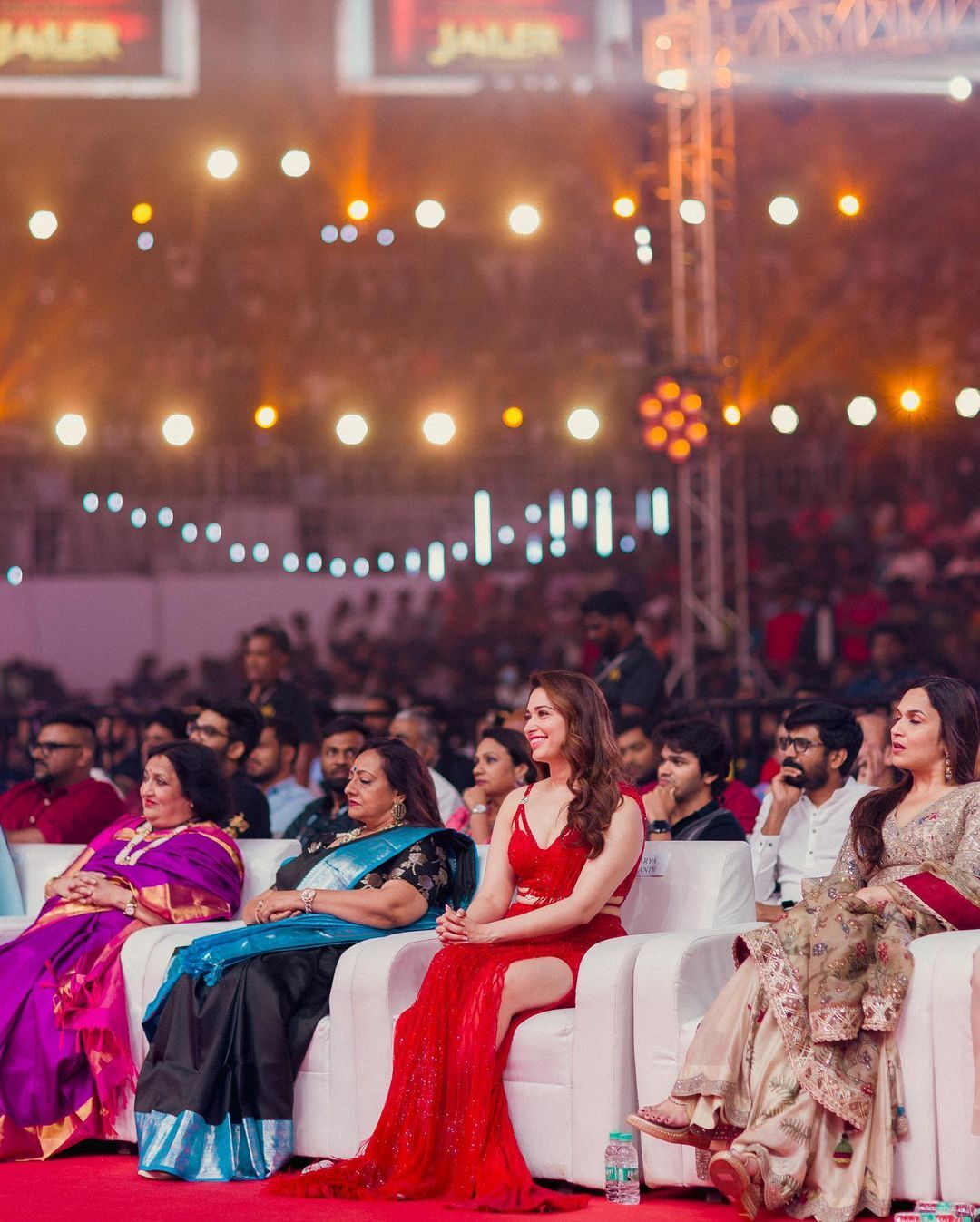 Tamannaah Bhatia: ఎర్ర మిర్చీలా తమన్నా ఘాటు అందాలు.. నోరూరిస్తున్న తాజా ఫొటోలు