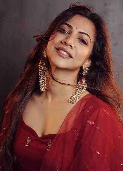 Madonna Sebastian: ప్రేమమ్ బ్యూటీ అందాల వరద.. క్యూట్ లుక్స్‌తోనూ టెంప్ట్ చేస్తుందిగా!