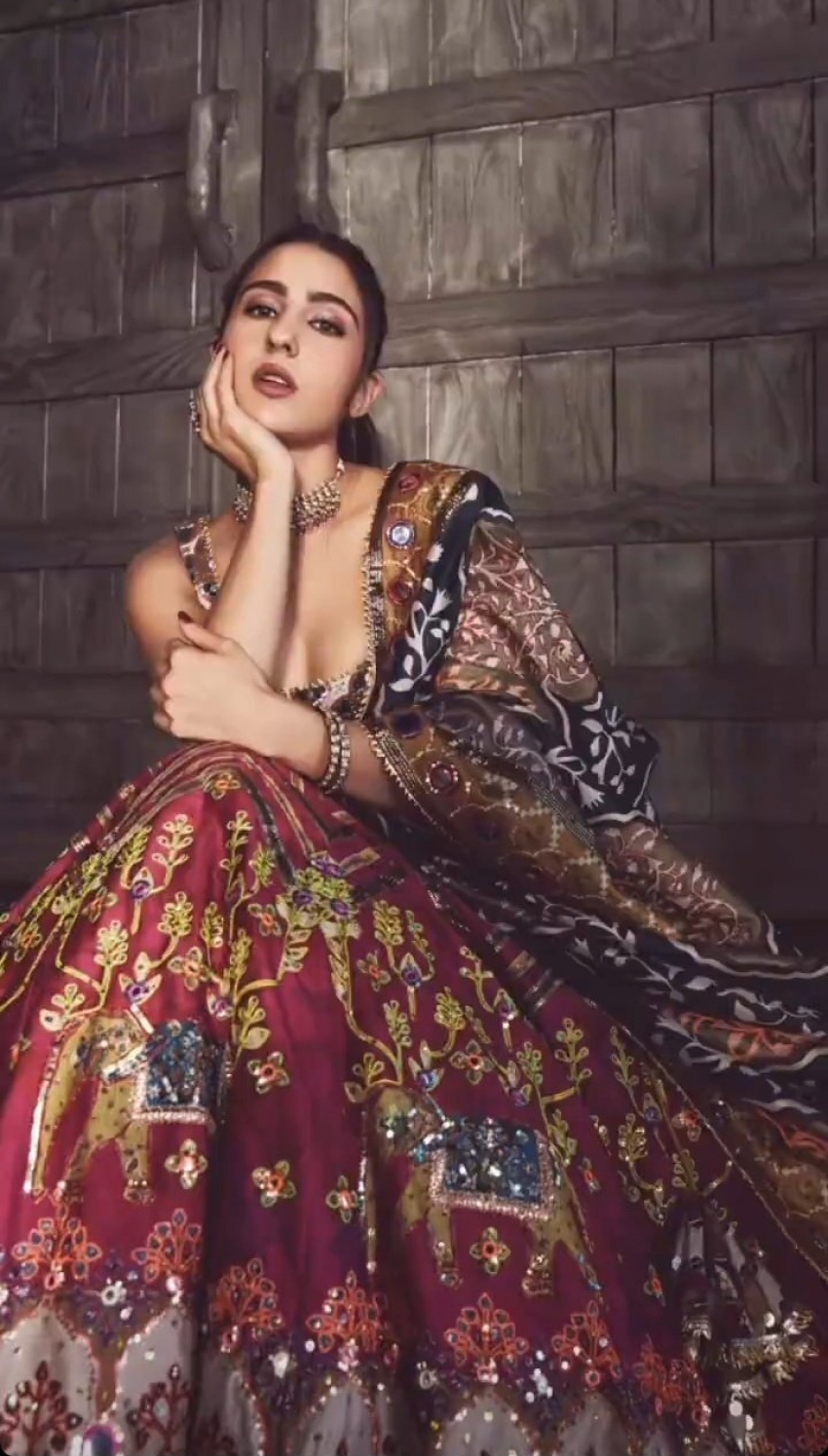 Sara Ali Khan: ನಟಿ ಸಾರಾ ಅಲಿ ಖಾನ್ ಲೇಟೆಸ್ಟ್ ಫೋಟೊಸ್; ಟೆಂಪಲ್ ರನ್ ಮಾಡುತ್ತಿರುವ ಸುಂದರಿ