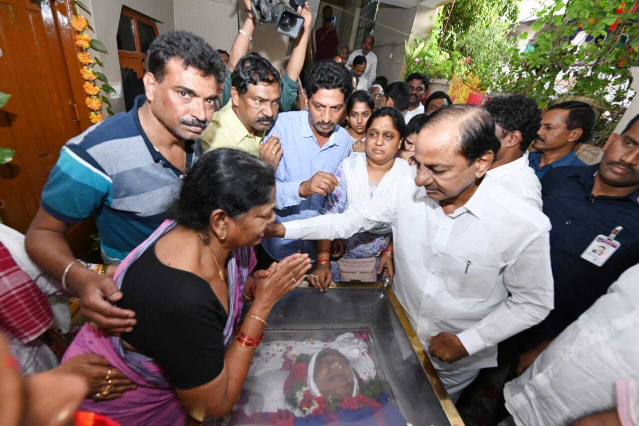 Gaddar Photos మీరెప్పుడూ చూడని గద్దర్ ఫోటోలు.. పవన్ కల్యాణ్, కేసీఆర్‌తో ప్రజా యుద్ధనౌక