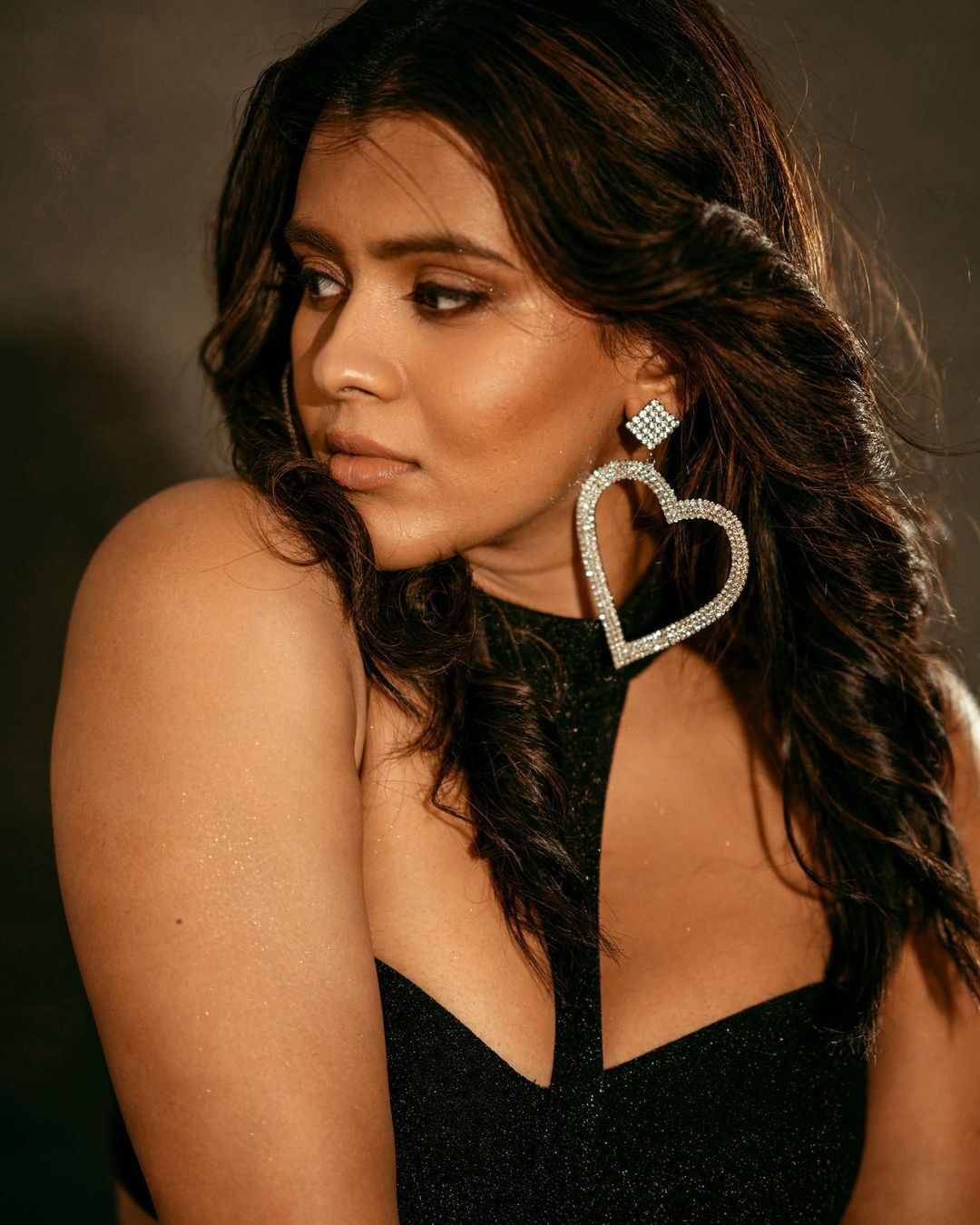 Hebah Patel: బ్లాక్ శారీలో అబ్బా అనిపిస్తున్న హెబ్బా పటేల్ అందాలు