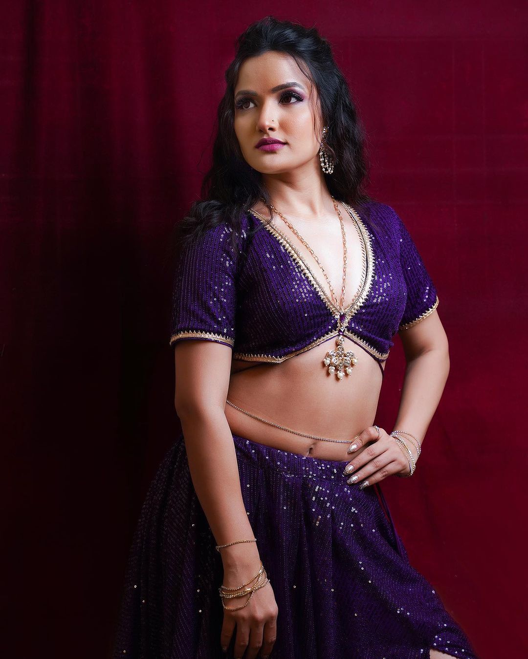 Siri Hanumanth: అందాలన్నీ బయట పెట్టేసిన బిగ్ బాస్ సిరి.. ఇలా ఎన్నడూ చూసుండరు!
