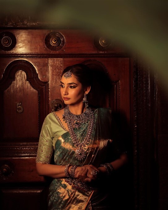 Ragini Dwivedi: ಸ್ಟ್ರಾಪ್‌ಲೆಸ್ ಡ್ರೆಸ್‌ನಲ್ಲಿ ತುಪ್ಪದ ಬೆಡಗಿ ರಾಗಿಣಿ ದ್ವಿವೇದಿ