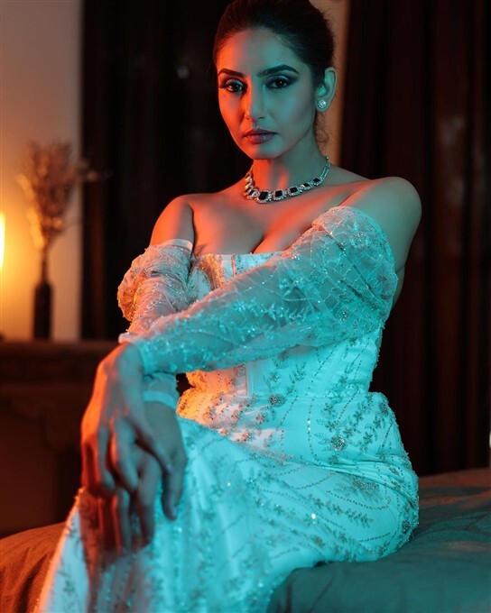 Ragini Dwivedi: ಸ್ಟ್ರಾಪ್‌ಲೆಸ್ ಡ್ರೆಸ್‌ನಲ್ಲಿ ತುಪ್ಪದ ಬೆಡಗಿ ರಾಗಿಣಿ ದ್ವಿವೇದಿ