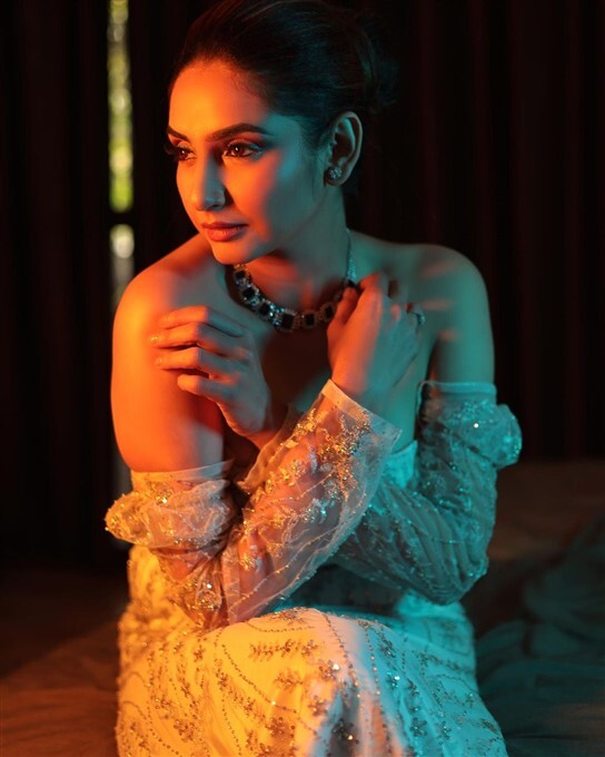 Ragini Dwivedi: ಸ್ಟ್ರಾಪ್‌ಲೆಸ್ ಡ್ರೆಸ್‌ನಲ್ಲಿ ತುಪ್ಪದ ಬೆಡಗಿ ರಾಗಿಣಿ ದ್ವಿವೇದಿ