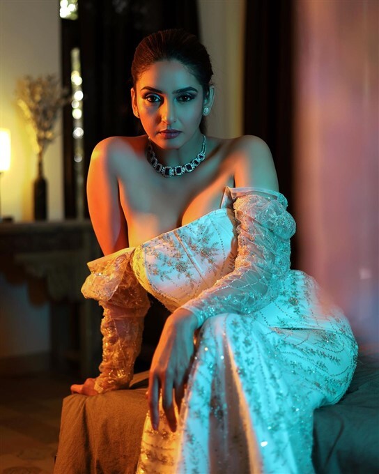 Ragini Dwivedi: ಸ್ಟ್ರಾಪ್‌ಲೆಸ್ ಡ್ರೆಸ್‌ನಲ್ಲಿ ತುಪ್ಪದ ಬೆಡಗಿ ರಾಗಿಣಿ ದ್ವಿವೇದಿ
