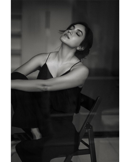 Ritu Varma : ಬ್ಲ್ಯಾಕ್ ಸ್ಲೀವ್‌ಲೆಸ್ ಡ್ರೆಸ್‌ನಲ್ಲಿ ಪಡ್ಡೆಹುಡುಗರ ಮನಕದ್ದ ನಟಿ ರಿತು ವರ್ಮಾ