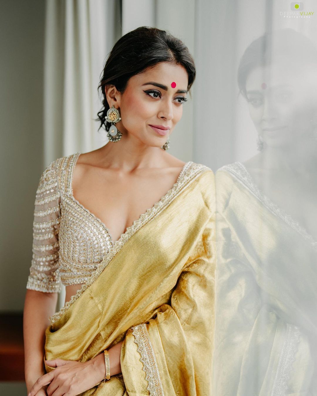 ಸ್ಟೈಲಿಶ್ ಸೀರೆ ಧರಿಸಿ, ಹಣೆಗೆ ಕೆಂಪು ಬಿಂದಿಯಿಟ್ಟು ಮಿಂಚಿದ ನಟಿ ಶ್ರೇಯಾ ಶರಣ್: ಫೋಟೋಸ್ ನೋಡಿ