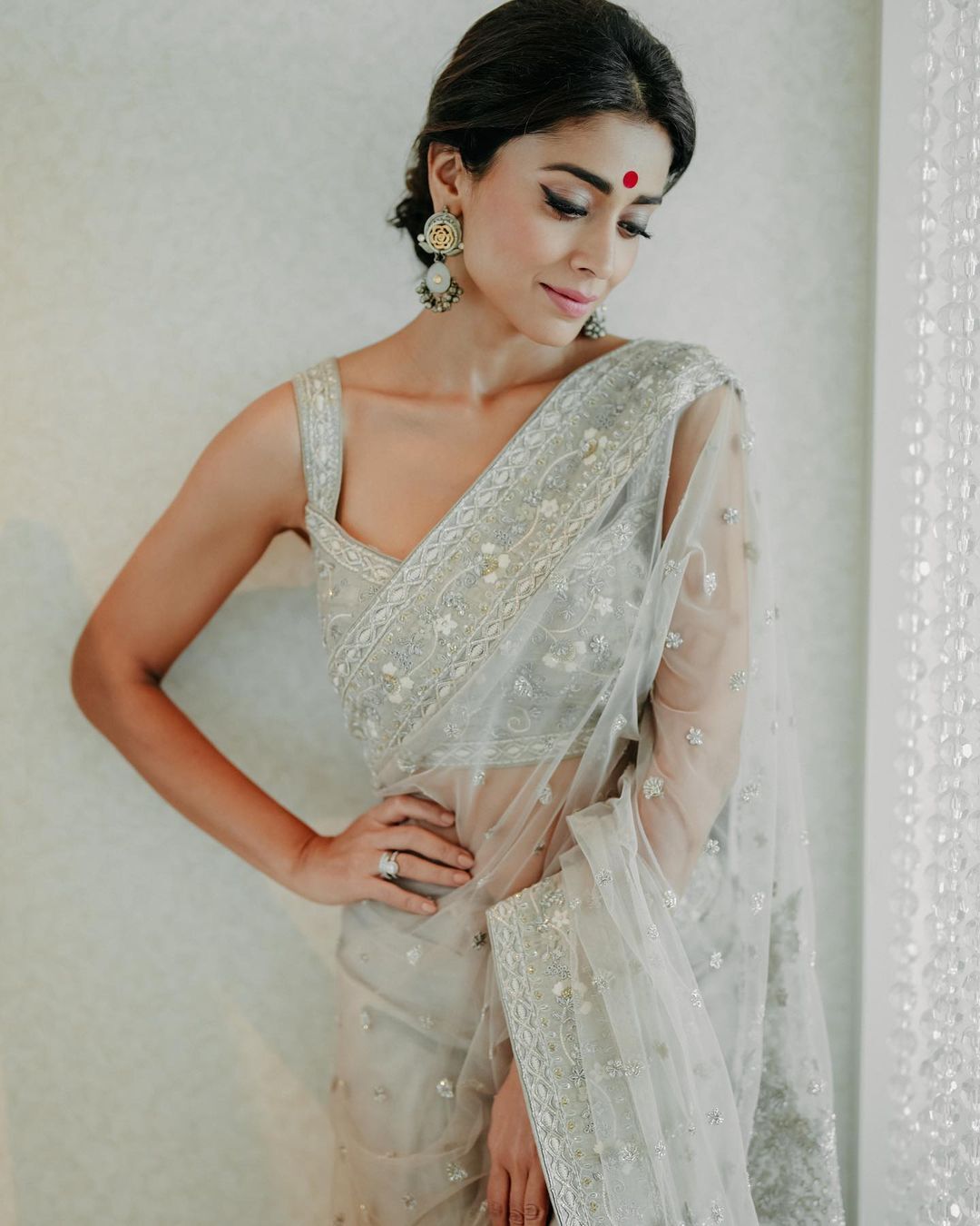 ಸ್ಟೈಲಿಶ್ ಸೀರೆ ಧರಿಸಿ, ಹಣೆಗೆ ಕೆಂಪು ಬಿಂದಿಯಿಟ್ಟು ಮಿಂಚಿದ ನಟಿ ಶ್ರೇಯಾ ಶರಣ್: ಫೋಟೋಸ್ ನೋಡಿ
