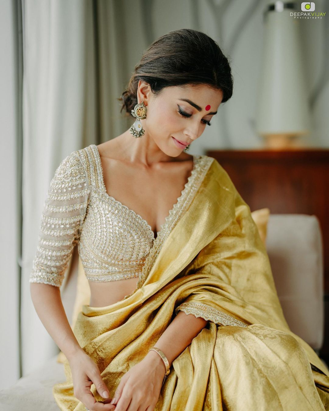 ಸ್ಟೈಲಿಶ್ ಸೀರೆ ಧರಿಸಿ, ಹಣೆಗೆ ಕೆಂಪು ಬಿಂದಿಯಿಟ್ಟು ಮಿಂಚಿದ ನಟಿ ಶ್ರೇಯಾ ಶರಣ್: ಫೋಟೋಸ್ ನೋಡಿ