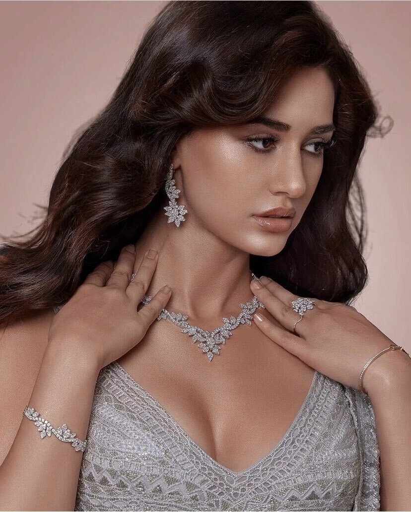 Disha Patani: భారీ అందాలు బయటపెట్టిన దిశా.. బట్టలు ఉన్నా లేనట్లే చూపిస్తుందిగా!