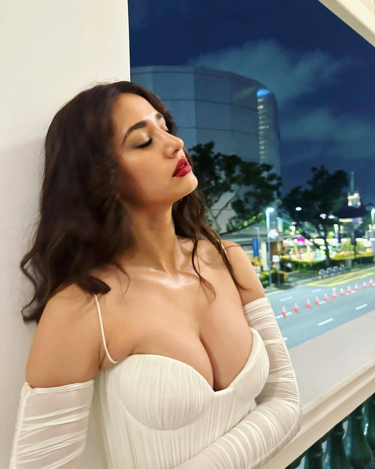 Disha Patani: భారీ అందాలు బయటపెట్టిన దిశా.. బట్టలు ఉన్నా లేనట్లే చూపిస్తుందిగా!