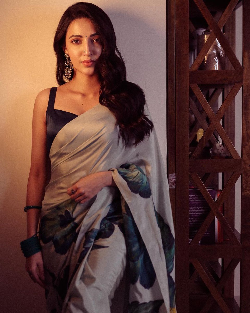 Neha Shetty: లేత అందాలతో డీజే టిల్లు బ్యూటీ షో.. ఘాటు యాంగిల్స్‌తో కవ్వించేలా!