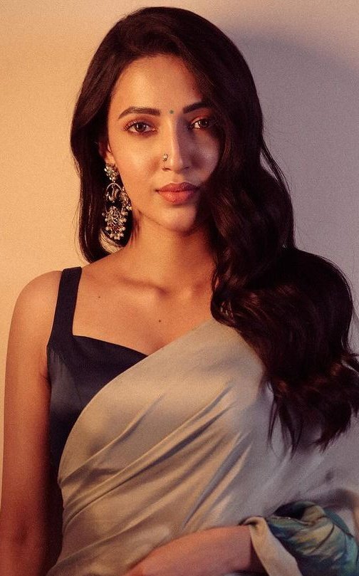 Neha Shetty: లేత అందాలతో డీజే టిల్లు బ్యూటీ షో.. ఘాటు యాంగిల్స్‌తో కవ్వించేలా!