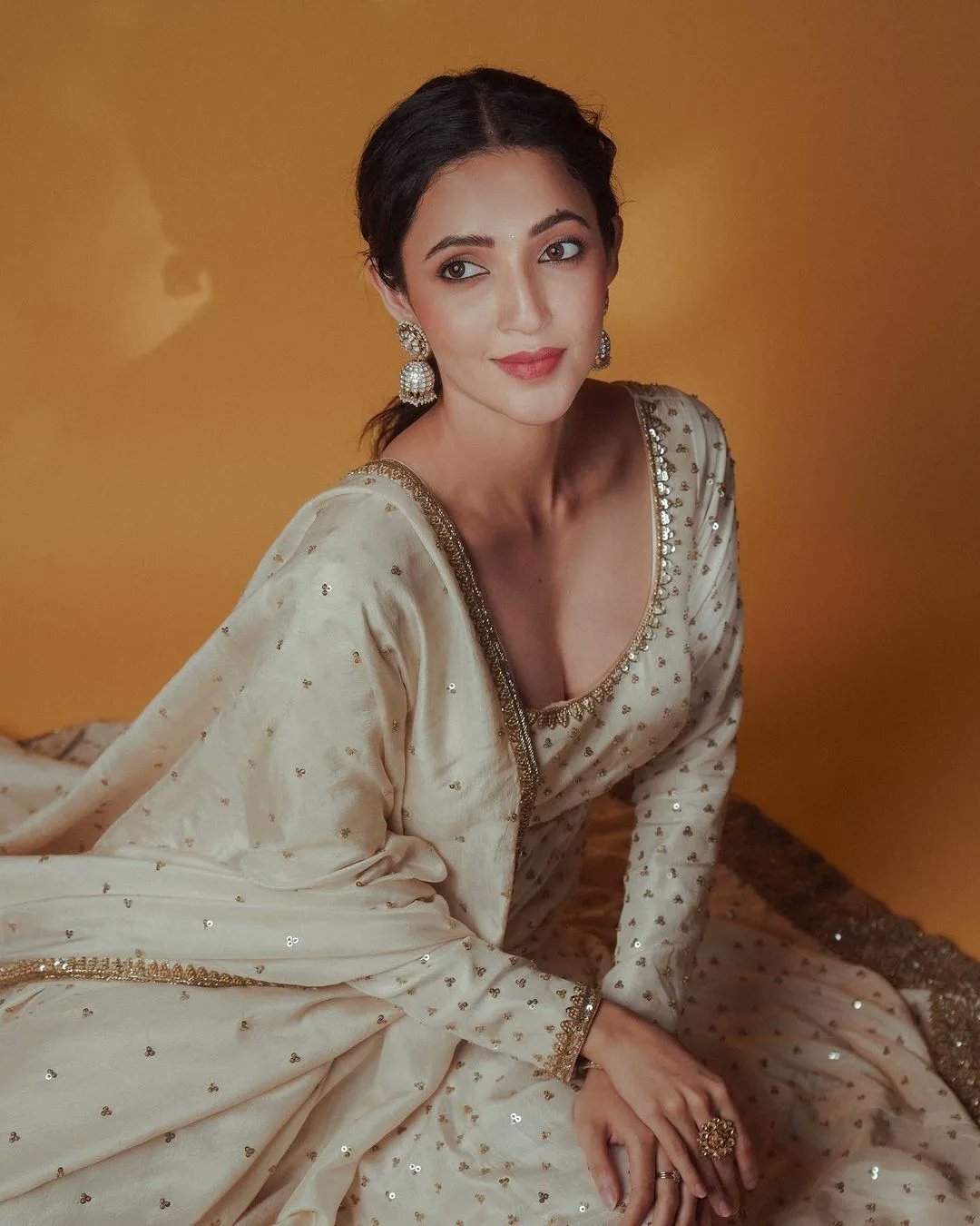 Neha Shetty: లేత అందాలతో డీజే టిల్లు బ్యూటీ షో.. ఘాటు యాంగిల్స్‌తో కవ్వించేలా!