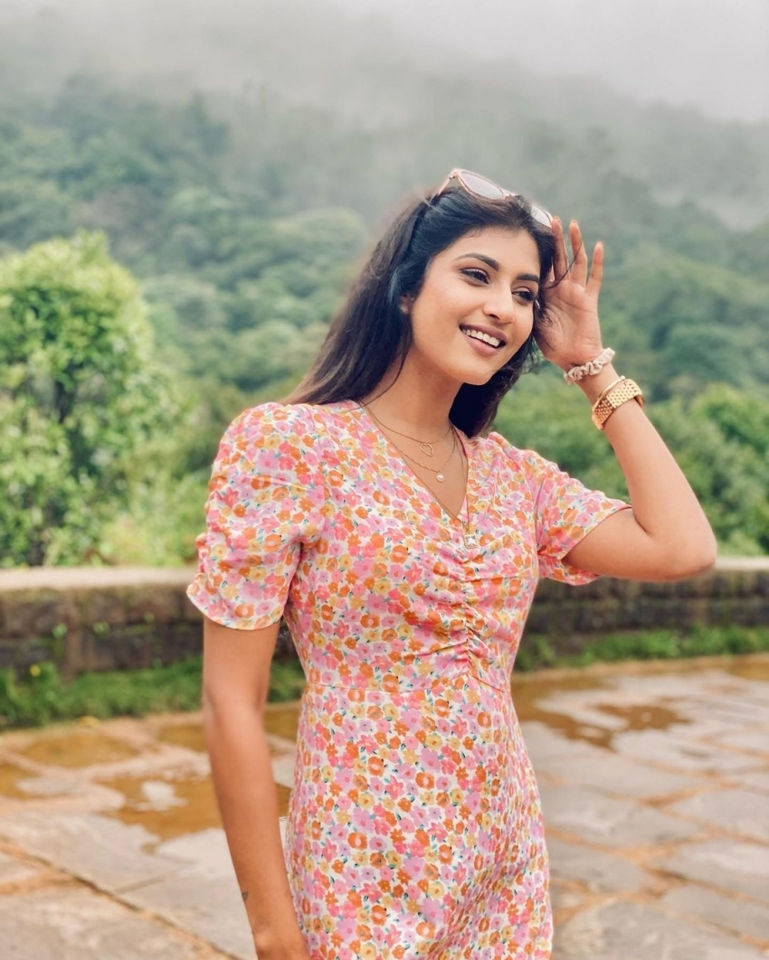 'ತ್ರಿಪುರ ಸುಂದರಿ' ದಿವ್ಯಾ ಸುರೇಶ್ ಗ್ಲಾಮರ್‌ಗೂ ಸೈ ಟ್ರೆಡಿಷನಲ್‌ ಲುಕ್‌ಗೂ ಜೈ 