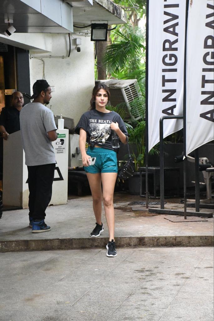 Rhea Chakraborty ने अपने जिम लुक से लूटा फैंस का दिल, कातिल अदाओं से चलाए तीर