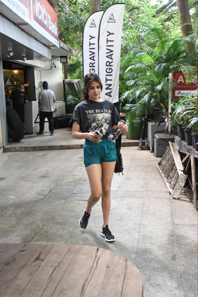 Rhea Chakraborty ने अपने जिम लुक से लूटा फैंस का दिल, कातिल अदाओं से चलाए तीर