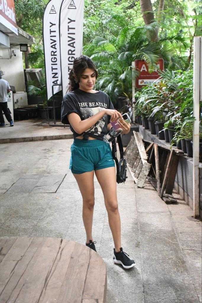 Rhea Chakraborty ने अपने जिम लुक से लूटा फैंस का दिल, कातिल अदाओं से चलाए तीर