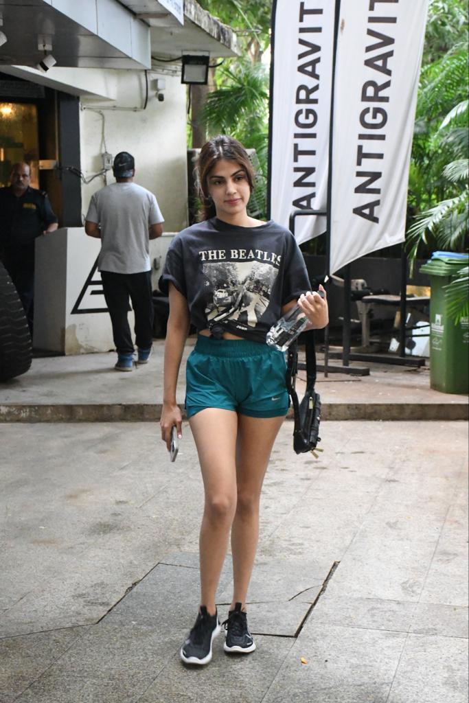 Rhea Chakraborty ने अपने जिम लुक से लूटा फैंस का दिल, कातिल अदाओं से चलाए तीर