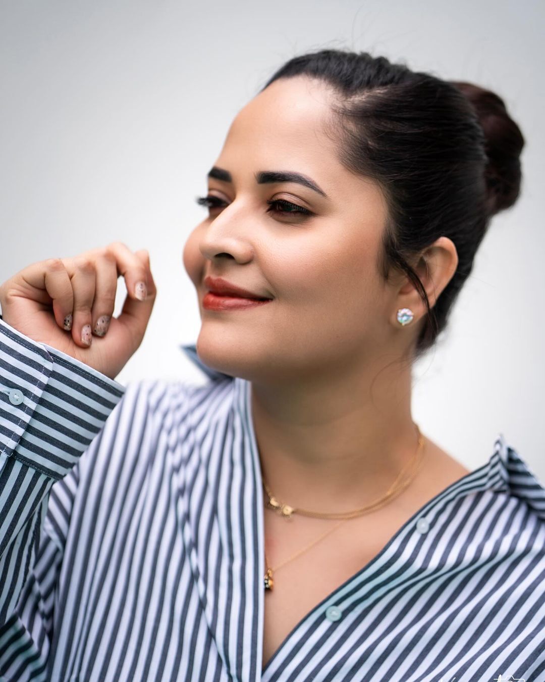 'ಪುಷ್ಪ' ನಟಿ ಅನಸೂಯ ಮತ್ತೆ ಹಾಟ್.. ಶರ್ಟ್ ಬಟನ್ ಬಿಚ್ಚಿ ಹುಡುಗರ ನಿದ್ದೆ ಕದ್ದ 'ಜಬರ್ದಸ್ತ್' ನಟಿ 