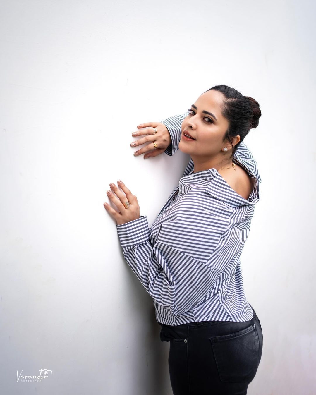 'ಪುಷ್ಪ' ನಟಿ ಅನಸೂಯ ಮತ್ತೆ ಹಾಟ್.. ಶರ್ಟ್ ಬಟನ್ ಬಿಚ್ಚಿ ಹುಡುಗರ ನಿದ್ದೆ ಕದ್ದ 'ಜಬರ್ದಸ್ತ್' ನಟಿ 