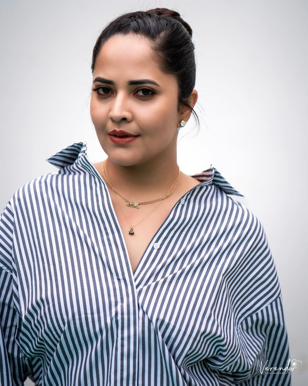'ಪುಷ್ಪ' ನಟಿ ಅನಸೂಯ ಮತ್ತೆ ಹಾಟ್.. ಶರ್ಟ್ ಬಟನ್ ಬಿಚ್ಚಿ ಹುಡುಗರ ನಿದ್ದೆ ಕದ್ದ 'ಜಬರ್ದಸ್ತ್' ನಟಿ 