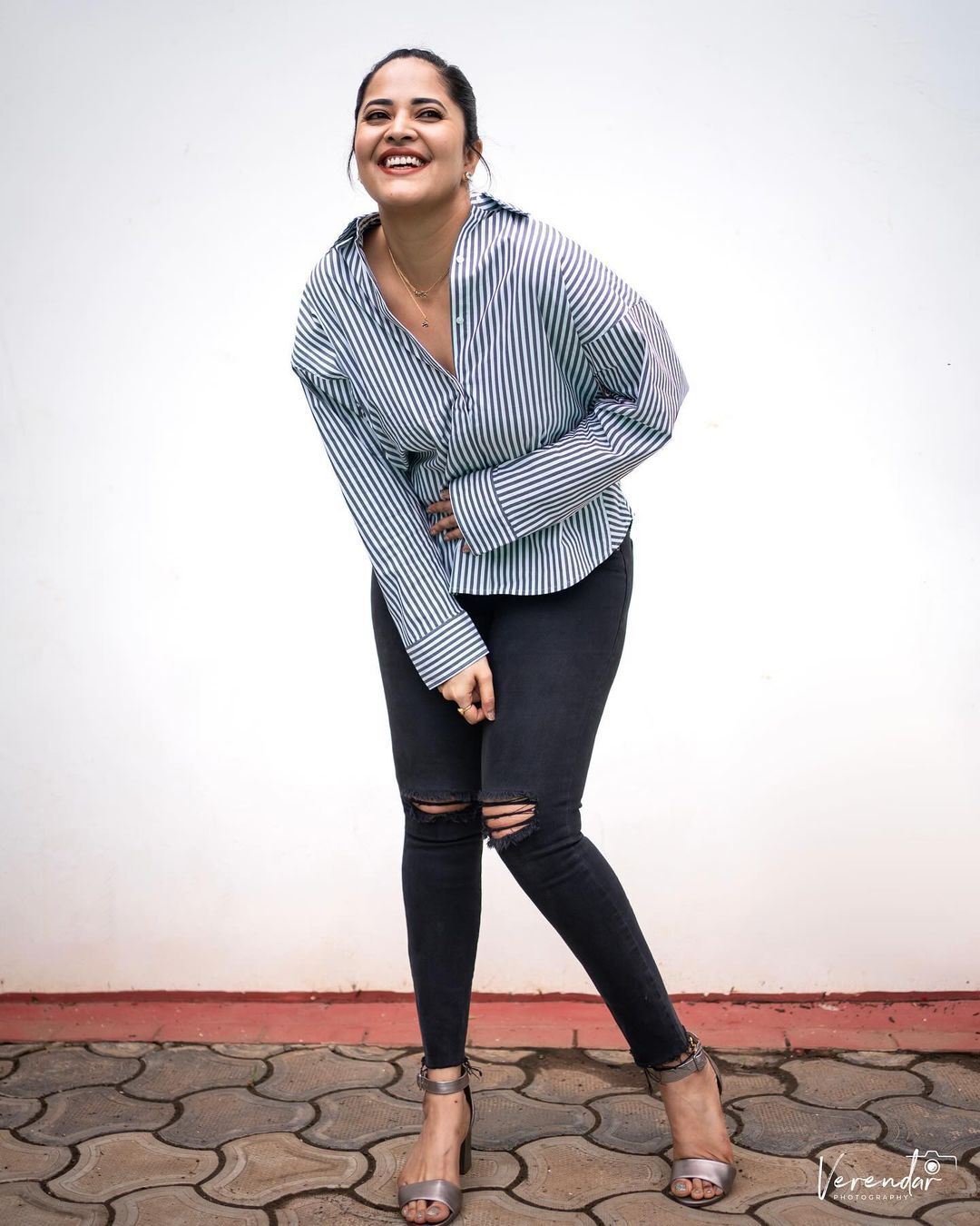 'ಪುಷ್ಪ' ನಟಿ ಅನಸೂಯ ಮತ್ತೆ ಹಾಟ್.. ಶರ್ಟ್ ಬಟನ್ ಬಿಚ್ಚಿ ಹುಡುಗರ ನಿದ್ದೆ ಕದ್ದ 'ಜಬರ್ದಸ್ತ್' ನಟಿ 