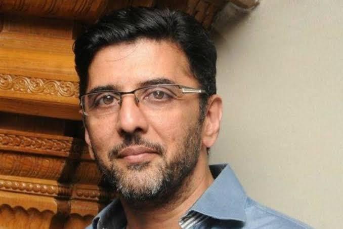 57 साल का एक्टर कर रहा 33 साल छोटी गर्लफ्रेंड को डेट, बेटे से भी है उम्र में छोटी, अभिनेता हुए जमकर ट्रोल 