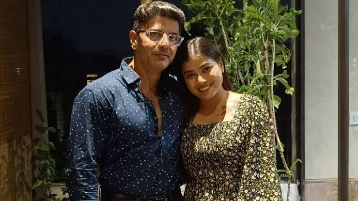 57 साल का एक्टर कर रहा 33 साल छोटी गर्लफ्रेंड को डेट, बेटे से भी है उम्र में छोटी, अभिनेता हुए जमकर ट्रोल 