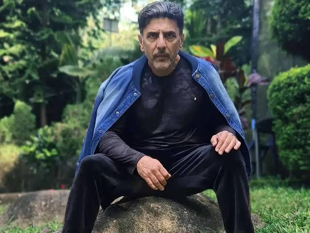 57 साल का एक्टर कर रहा 33 साल छोटी गर्लफ्रेंड को डेट, बेटे से भी है उम्र में छोटी, अभिनेता हुए जमकर ट्रोल 