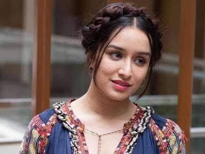 बॉलीवुड की इन हसीनाओं के पास हैं सबसे महंगी कार, कीमत जान खिसक जाएगी पैरों तले ज़मीन