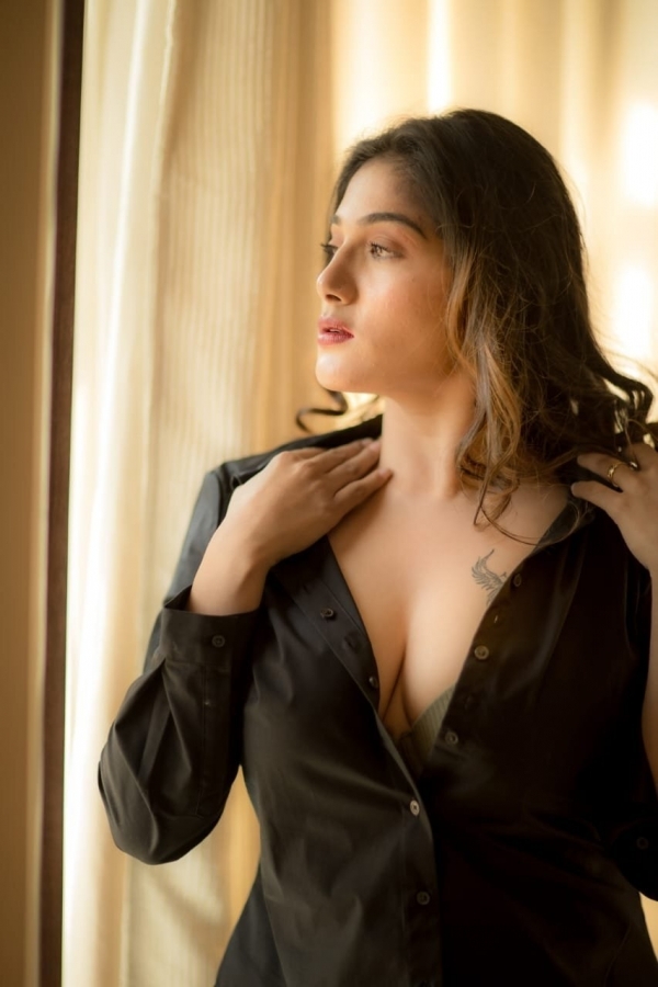 ತಮಿಳು ನಟಿ ಅದ್ವಿಕಾ ರಾಮ್ ಗ್ಲಾಮರಸ್ ಚಿತ್ರಗಳು
