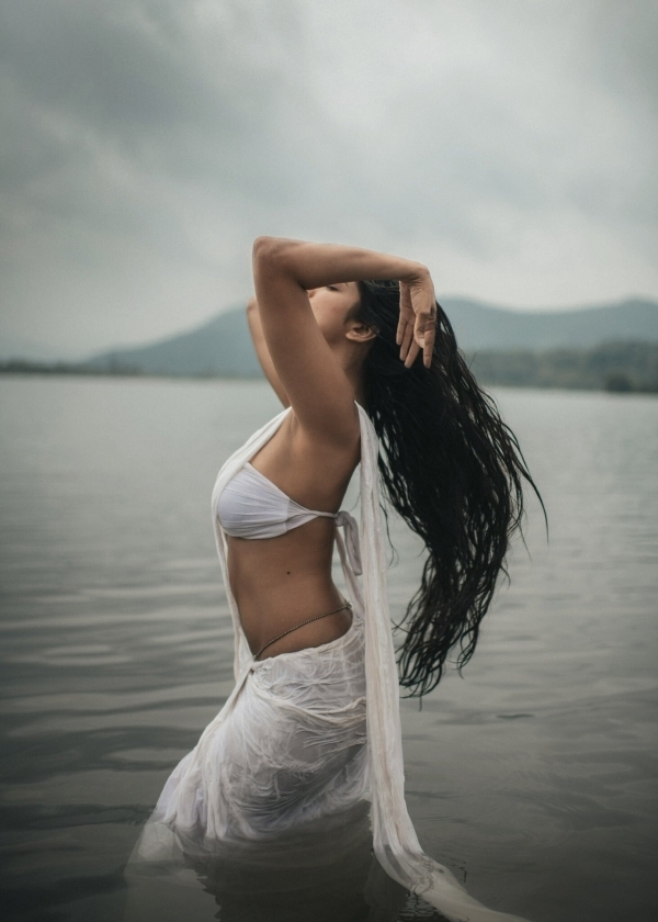 ಬಿಳಿ ಬಣ್ಣದ ಸೀರೆಯಲ್ಲಿ ಮಾಳವಿಕಾ ಹಾಟ್ ಚಿತ್ರಗಳು