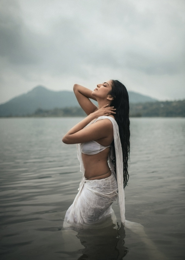 ಬಿಳಿ ಬಣ್ಣದ ಸೀರೆಯಲ್ಲಿ ಮಾಳವಿಕಾ ಹಾಟ್ ಚಿತ್ರಗಳು