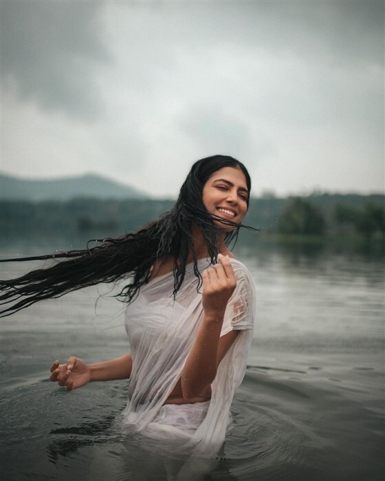 ಬಿಳಿ ಸೀರೆಯಲ್ಲಿ ನೀರಿಗೆ ಇಳಿದು ಪಡ್ಡೆ ಹುಡುಗರ ನಿದ್ದೆ ಕದ್ದ ನಟಿ ಮಾಳವಿಕಾ ಮೋಹನನ್