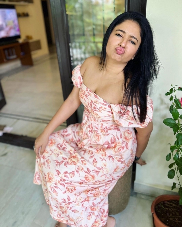 ಮುಂಬೈ ಬೆಡಗಿ ಪೂನಂ ಬಾಜ್ವಾ ಬಿಂದಾಸ್ ಚಿತ್ರಗಳು
