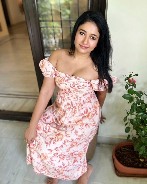 ಮುಂಬೈ ಬೆಡಗಿ ಪೂನಂ ಬಾಜ್ವಾ ಬಿಂದಾಸ್ ಚಿತ್ರಗಳು