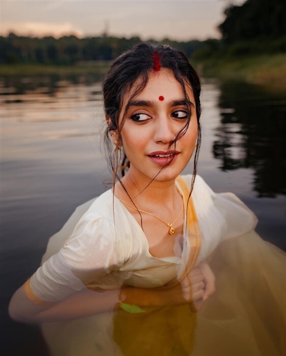 ಕಣ್ಸನ್ನೆ ಹುಡುಗಿ ಪ್ರಿಯಾ ವಾರಿಯರ್ ಹೊಸ ಫೋಟೋಗಳು ನೋಡಿ 
