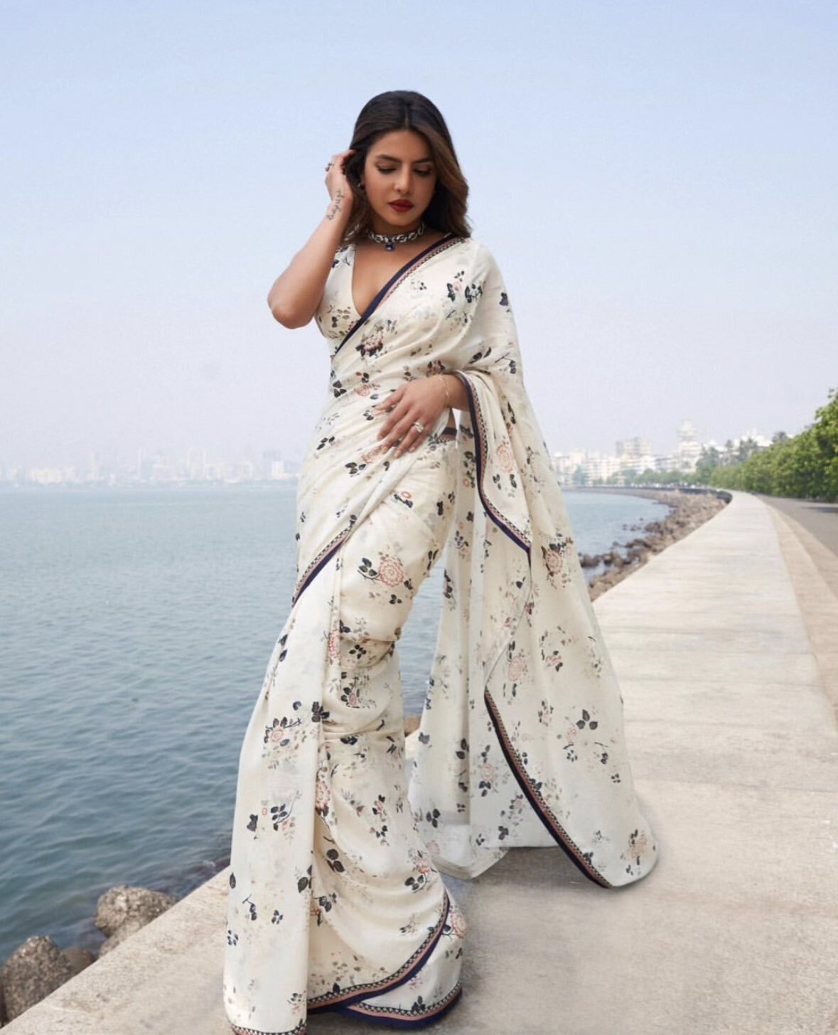 Priyanka Chopra: చీరలోనూ ప్రియాంక స్టన్నింగ్ షో.. చూపు తిప్పుకోవడం కష్టమే!