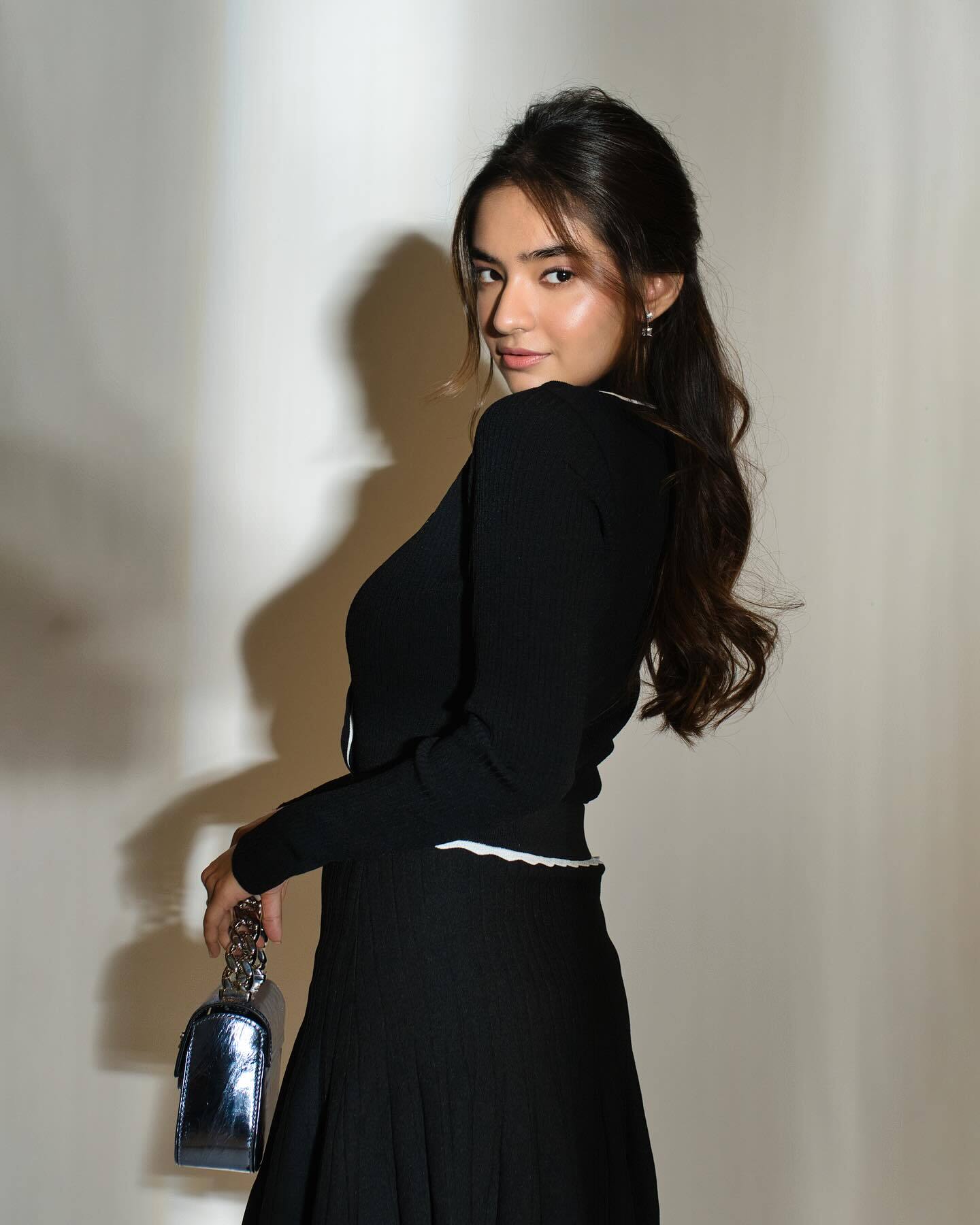 Anushka Sen ने ब्लैक आउटफिट में बिखेरा जलवा, 21 साल की एक्ट्रेस की खूबसूरती के कायल हुए फैन्स 